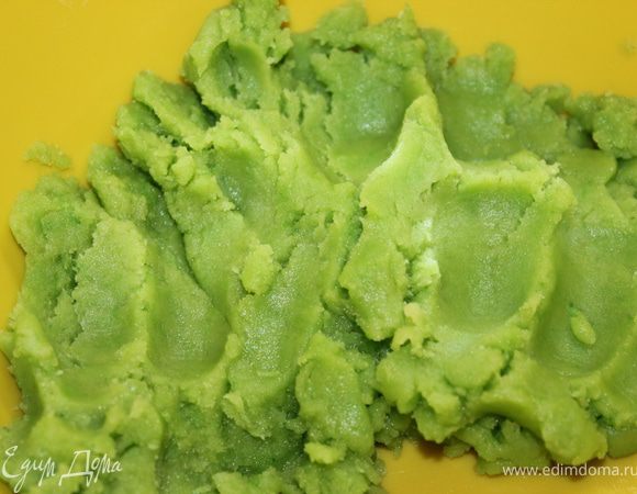 Далее я добавила краситель (на этот момент захотелось мне зеленого). И очень хорошо перемешать, чтобы цвет распределился по всему тесту.