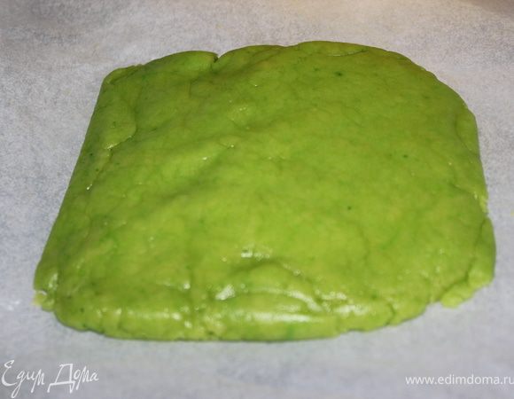 Выкладываем пергамент на стеклянный поддон из СВЧ, на пергамент кладем наше тесто и краями пергамента прижимаем тесто и по краям его делаем ровным.