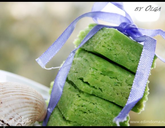 Выпекайте 2 минуты на полной мощности.
Через одну минуту посмотрите - тесто станет мягким, а полностью затвердеет печенье когда остынет.