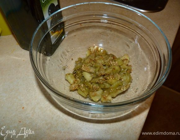 Готовим вторую начинку.
Мякоть баклажан мелко режем кубиками.