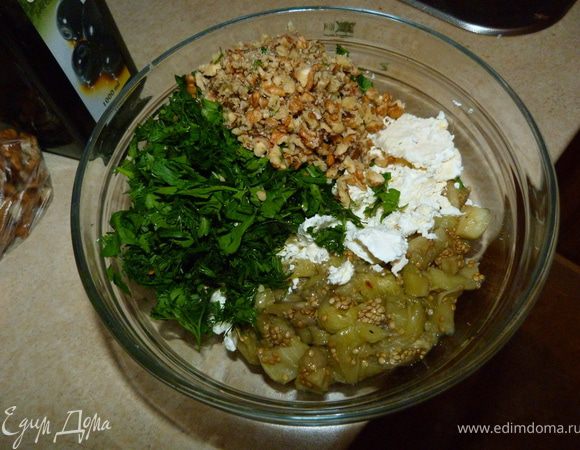 Орехи крупно рубим....