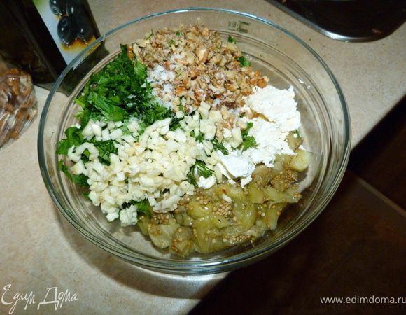 ....чеснок измельчаем любимым способом, солим, добавляем кориандр....