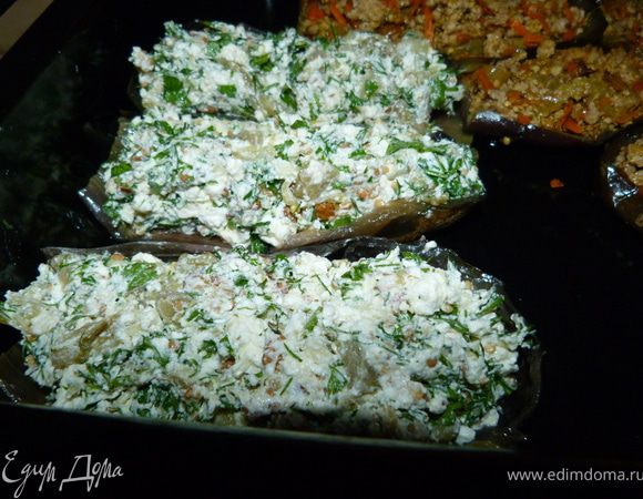 Наполняем начинкой баклажаны и выкладываем на противень.