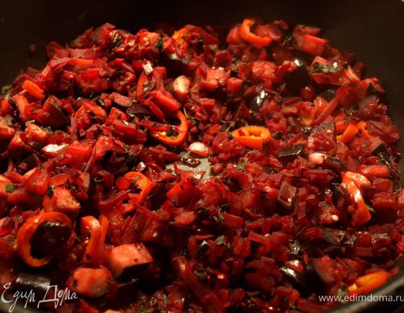 На оливковом масле (1-2 ст.л.) обжариваем лук, когда подзолотится, добавляем все остальные овощи. Обжариваем минуты 4, солим, перчим, накрываем крышкой, оставляем томиться минут 5. Присыпаем тимьяном, тмином и базиликом. Перемешиваем.