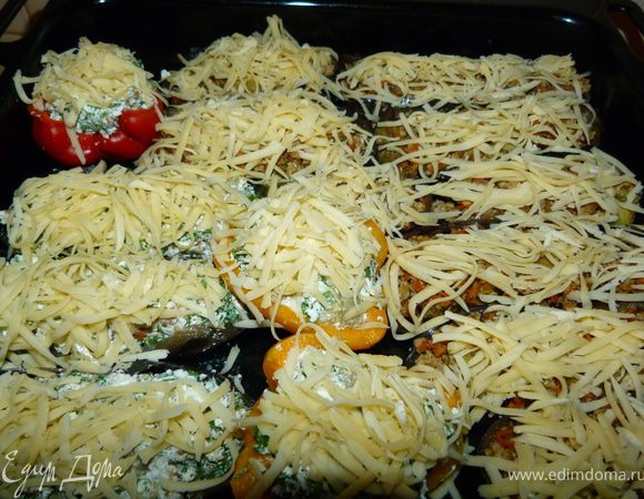 Всю эту красоту покрываем слоем твёрдого сыра, натёртого на крупной тёрке.