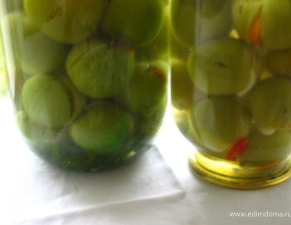 Сливаем из банок воду в кастрюлю, ставим на огонь, добавляем соль, сахар, уксус. Вскипятили, разлили по банкам, закатали и укутали до полного остывания