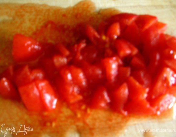 Помидоры залить кипятком на 10 минут. Воду слить, очистить от кожуры порезать мелкими кубиками.