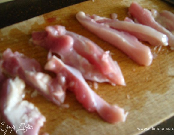 Мясо порезать полосочками примерно 5-7см.