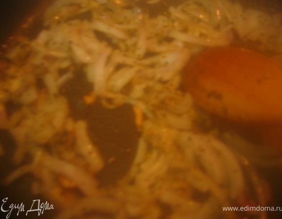 В сковороду налить масло и на сильном огне в течении 30 сек обжарить лук, чеснок, базилик и черный перец.