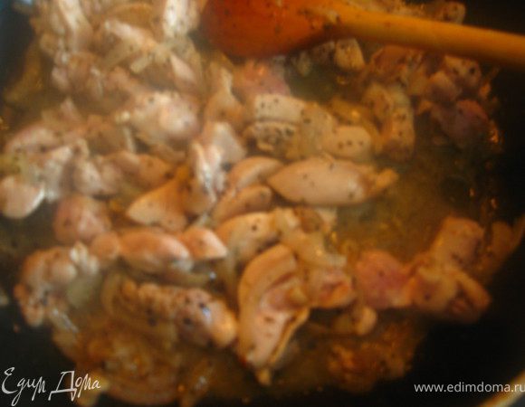 Выложить мясо перемешать и жарить пока не побелеет. Это займет несколько минут.