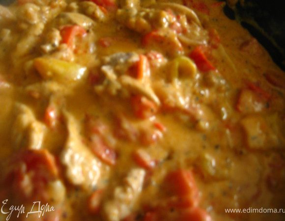 Сметану разводим водой и выливаем в сковороду. Перемешали.Закипело. Готово!