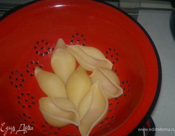 В кипящую воду опускаем макароны и готовим до аль дэнтэ