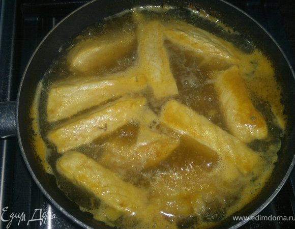 Свинину режем крупными кусочками обжариваем со всех сторон, добавляем воды и специй и тушим 25 минут на слабом огне.