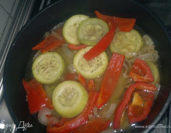 Овощи нарезаем произвольно, но крупно, начало обжариваем лук потом кладем кабачок и перец, добавляем воды и специи и  тушим под крышкой 10 минут