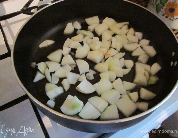 Лук порезать, можно крупно, и обжарить на оливковом масле до румяности.