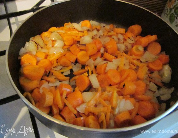 Морковь порезать и добавить к луку. Прогреть 1 минуту.