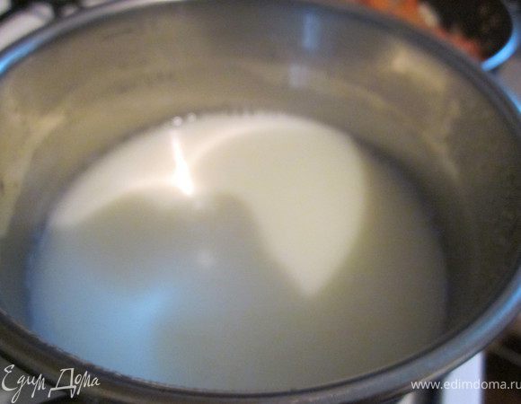 Пока овощи обжариваются, развести в бульоне плавленный сыр и довести его до кипения.