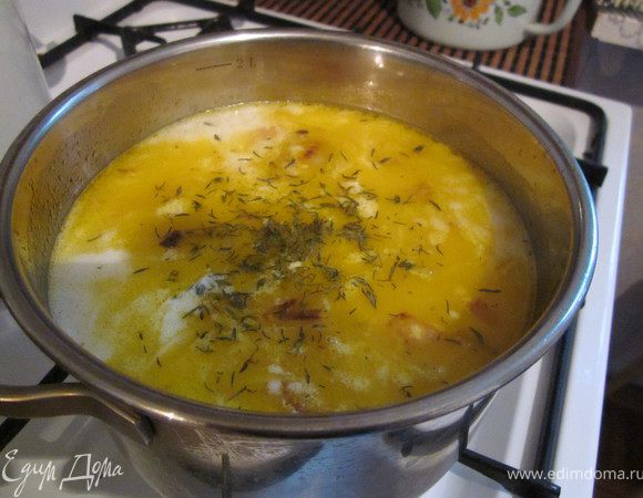 Выкладываем овощи в бульон. Добавляем специи и тимьян. Готовить до готовности моркови, минут 15-20.