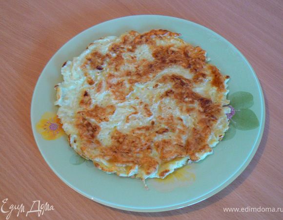 абачок натереть на мелкой терке, вбить яйца, посолить, перемешать. Смешать муку с разрыхлителем и добавить в кабачковую массу. Все перемешать.
Сковороду для блинов смазать растительным маслом, испечь блины из кабачкового теста. Получилось 5 блинов.