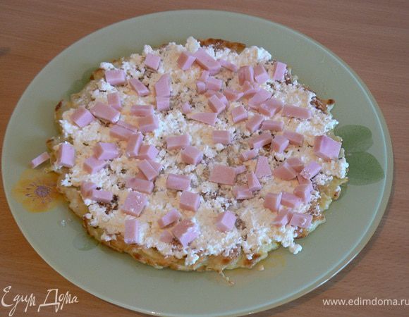 Приготовить начинку.
Творог растереть и тщательно перемешать со сметаной. Добавить мелконарезанный укроп и чеснок. Посолить и еще раз перемешать.
Сладкий перец нарезать перец маленькими кубиками. Ветчину также нарезать маленькими кубиками. Сыр потереть на мелкой терке. 