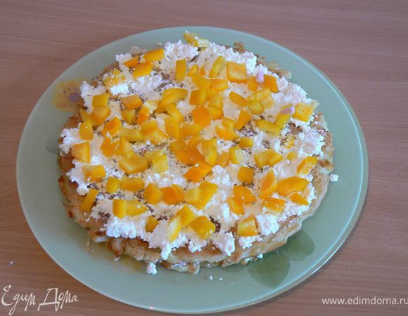 СмазАТЬ творожным кремом каждый блин из кабачка, и через слой кладем либо нарезанный перец, либо нарезанную ветчину.
Верхний блин и бока торта смазать творожной начинкой и обсыпать тертым сыром.
Приятного аппетита!