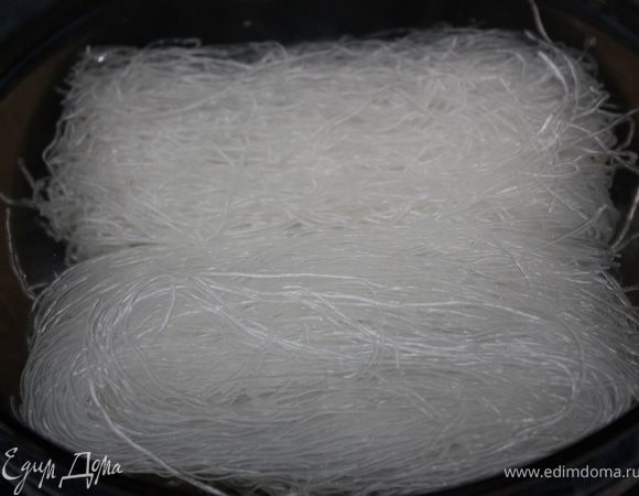 Фунчозу залить на 5 минут кипятком.