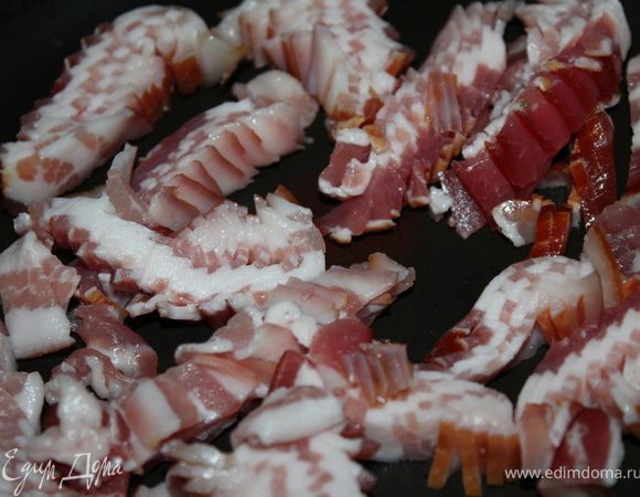 Бекон нарезать полосками и обжарить на сковороде (без добавления масла).