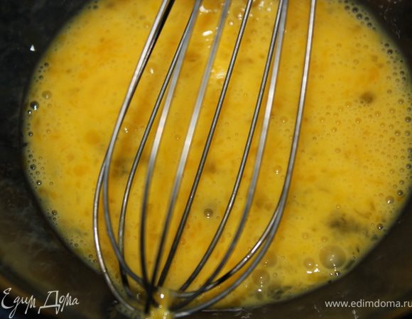 Яйца, каждое отдельно, взбить.