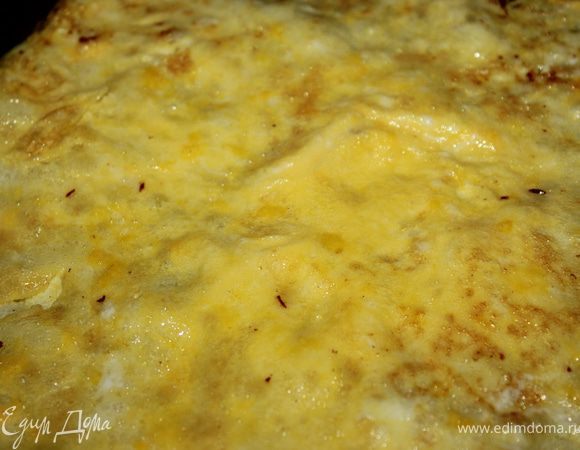 Сковороду немного смазать маслом, пожарить яичный блинчик с одной и с другой стороны.