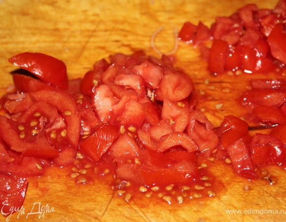 Помидоры нарезать небольшими кусочками.