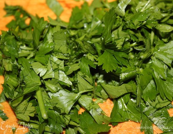 Зелень мелко нарезать.