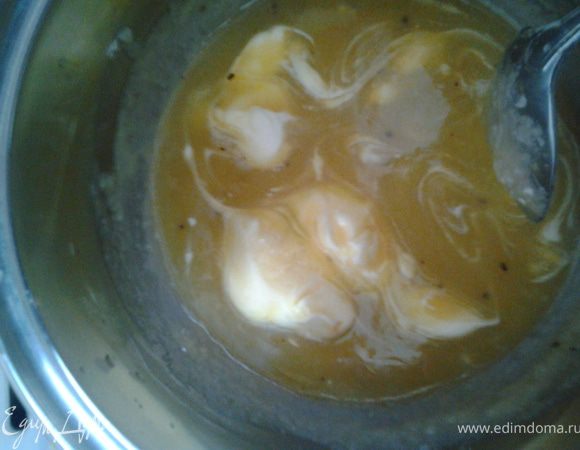 Снять с огня, положить туда сливочное масло и мешать до тех пор пока масло не растает.