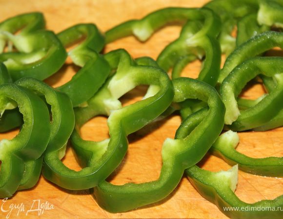Режем все овощи кружками. Перец...