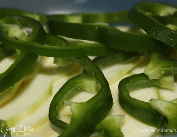 Далее укладываем наши овощи слоями. Сначала кабачок, присаливаем, на него сверху перец.