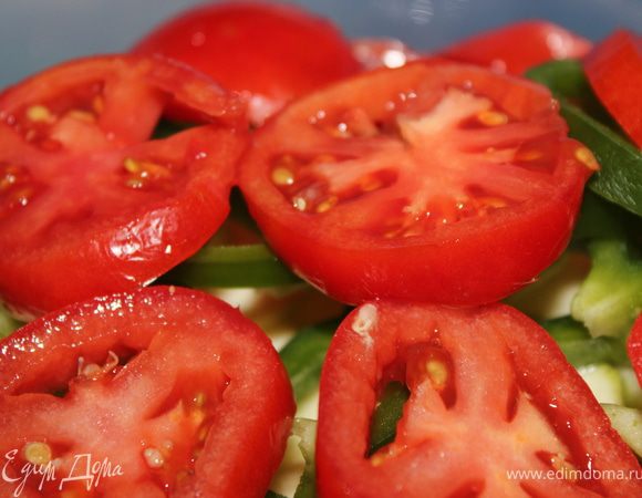 На перец помидорки, присаливаем.