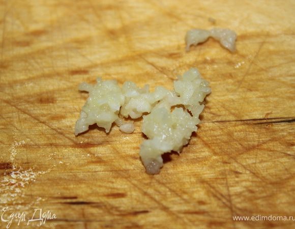 Выдавливаем чесночек через чеснокодавилку и выкладываем поверх кабачка.