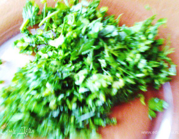 Мелко нарезать помидоры, болгарский перец и зелень.