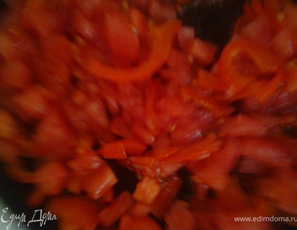 Обжарить слегка перец и помидоры.