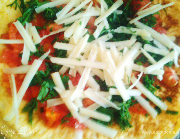 Выложить на каждый блинчик помидоры с перцем, за тем зелень и сыр.