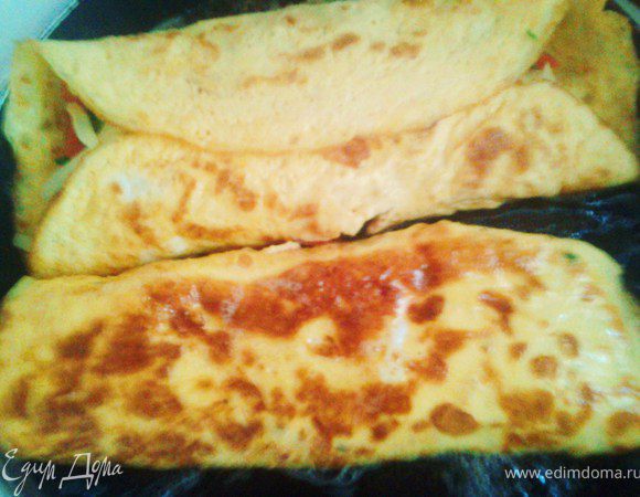 Завернуть и обжарить с двух сторон минуты 4.