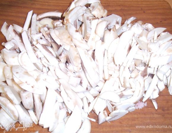 Тонко нарезать грибы и лук.