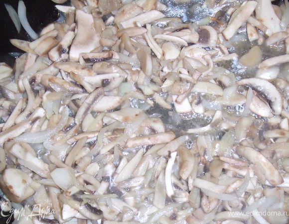 Грибы и лук, обжарить на растительном масле, до золотистого цвета.