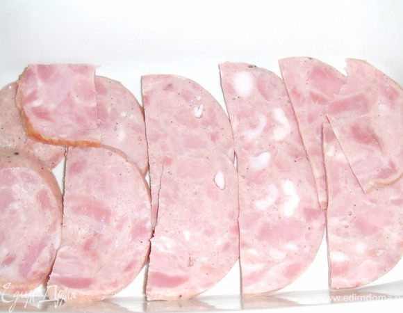 Форму, в которой будете выпекать пасту альфорно, смазать маслом и выложить ветчину.  