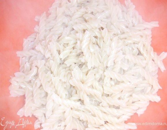 Нужно отварить макароны до полу готовности.