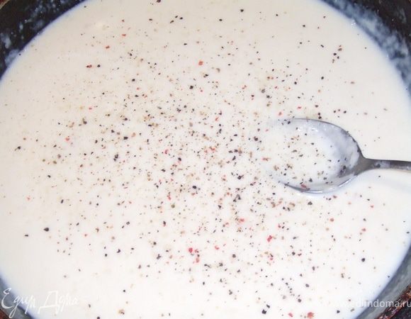 Приготовим соус. На огонь ставим глубокую сковородку  в которой нужно распустить масло,добавить муку,не переставая мешать тонкой струйкой влить молоко.Непрерывно помешивая довести до кипения,снять с огня и положить сыр,перемешать.Соус готов.