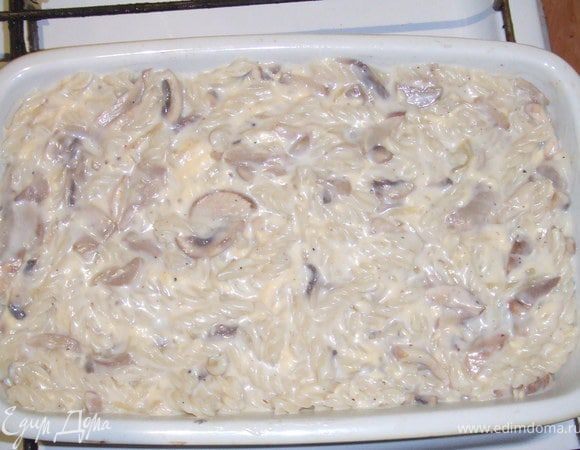 В соус добавляем макароны,лук с грибами, и всем этим заливаем  ветчину. Выпекаем при 180С, 20 мин.