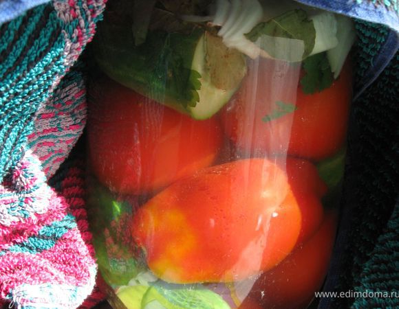 Вынуть банку и закатать крышку.
Перевернуть банку вниз крышкой, укутать на 2 часа.
