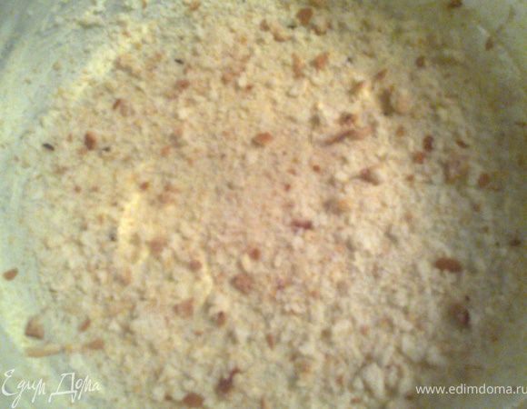 Подготовить форму:смазать маслом и посыпать сухарями.