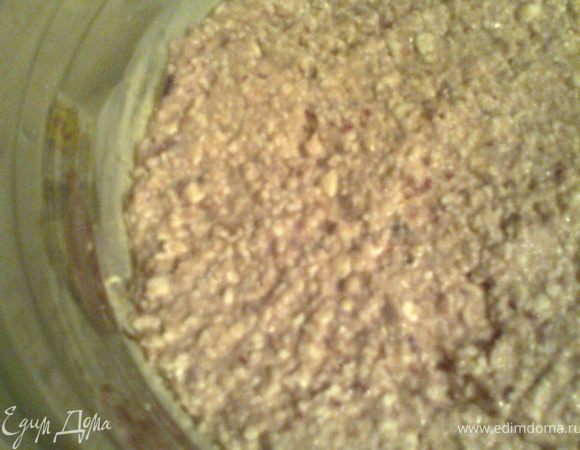 Смешать с крахмалом, творогом,яйцом,вареньем,изюмом,ванилью