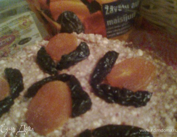 Выпекать на полной мощности 3минуты.Сразу украсить курагой(резать вдоль)и черносливом(вдоль и пополам).